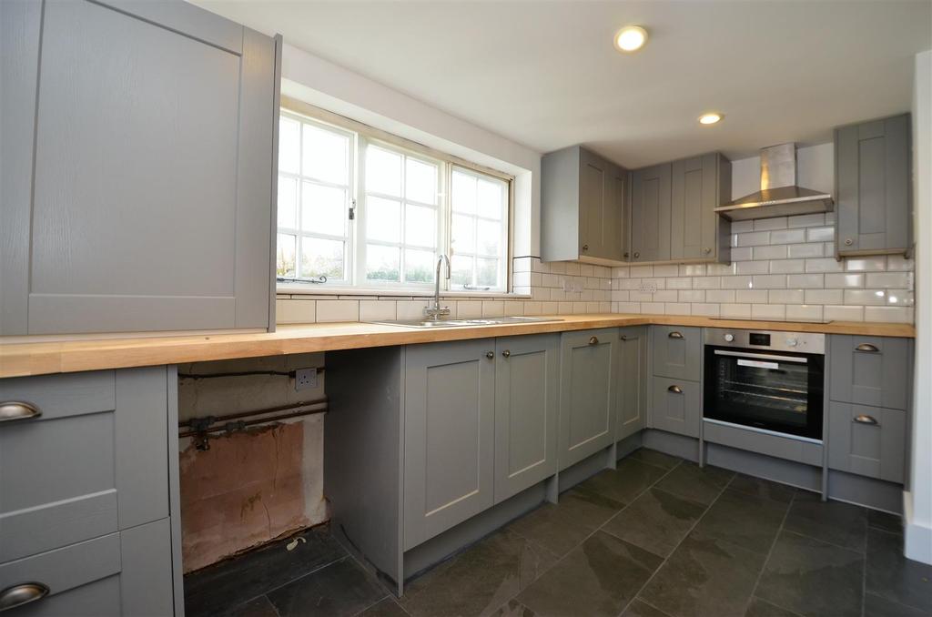 Church End, Redbourn, St. Albans 3 bed house £2,100 pcm (£485 pw)