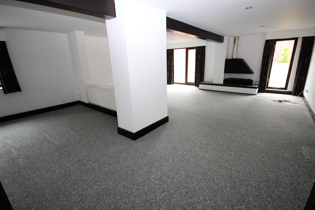 Lounge/dining room