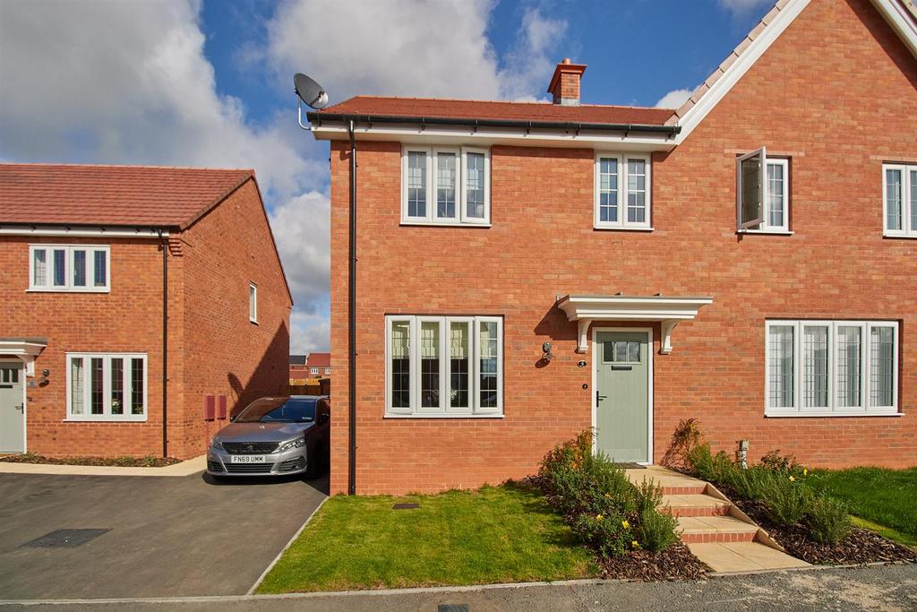 Stock Dove Close, Hinckley 3 bed semidetached house for sale £280,000