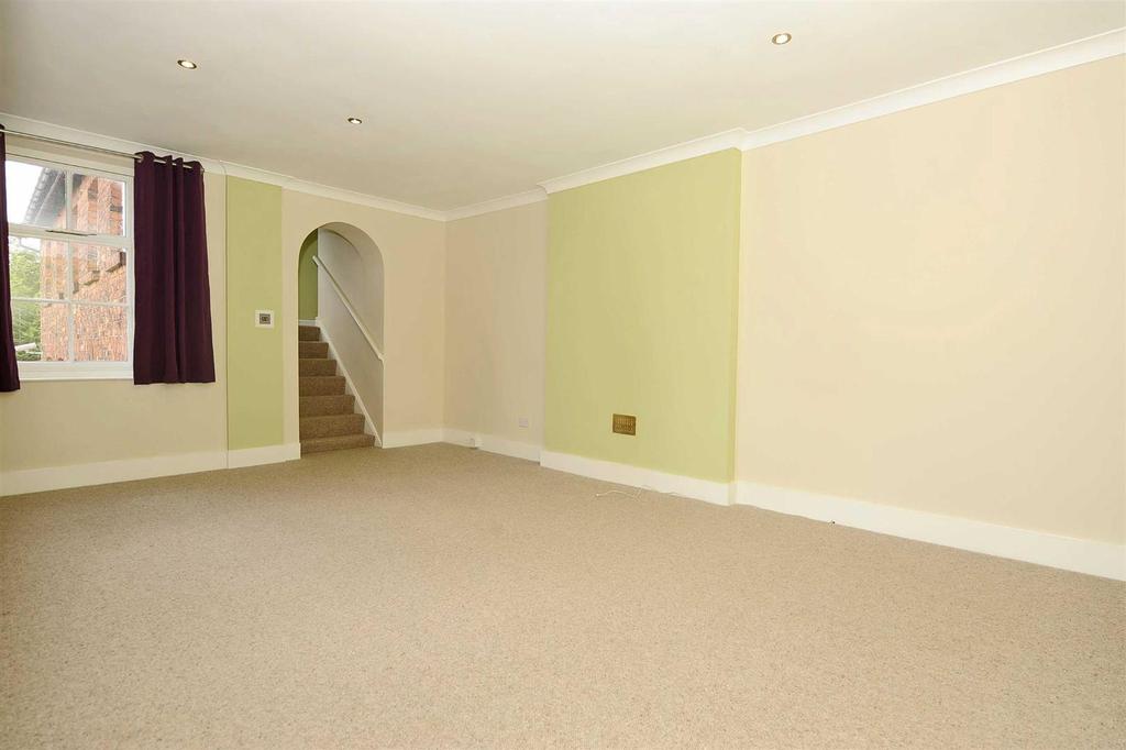 Court Mews, Wellingborough 2 bed flat £795 pcm (£183 pw)