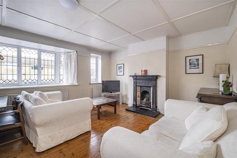 3a Craddocks Parade, Ashtead, KT21 1QL
