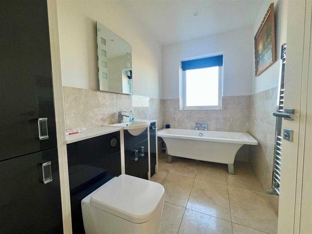3 Harbour - bathroom.jpg