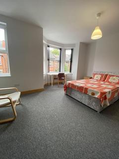 6 bedroom semi-detached house to rent, *£135pppw excluding bills* Kimbolton Avenue, Lenton