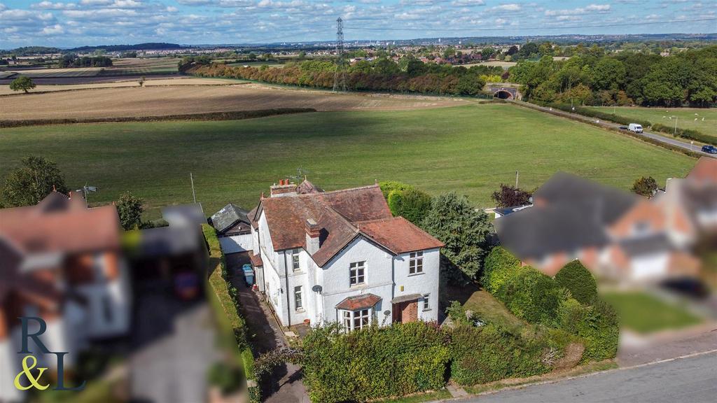 Park Road, Plumtree Park 5 bed detached house £625,000