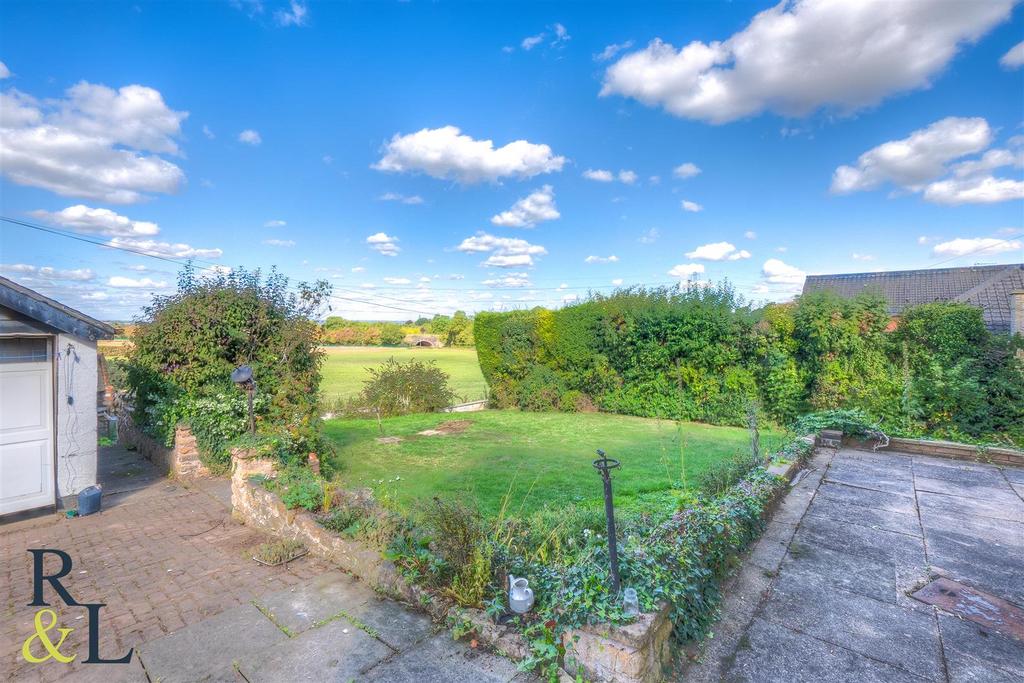 Park Road, Plumtree Park 5 bed detached house £625,000