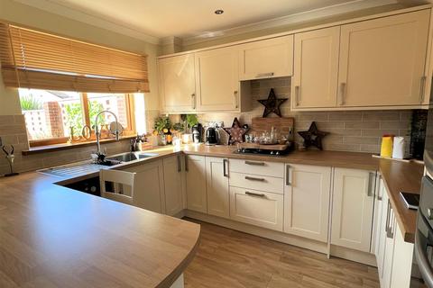 8 Mayfield Close, St Austell, PL25 3PD