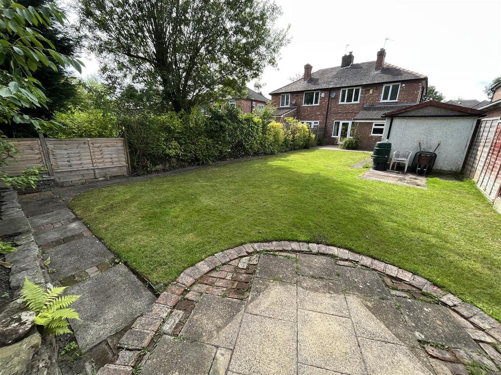 Dean Drive, Wilmslow 3 bed semidetached house £1,350 pcm (£312 pw)