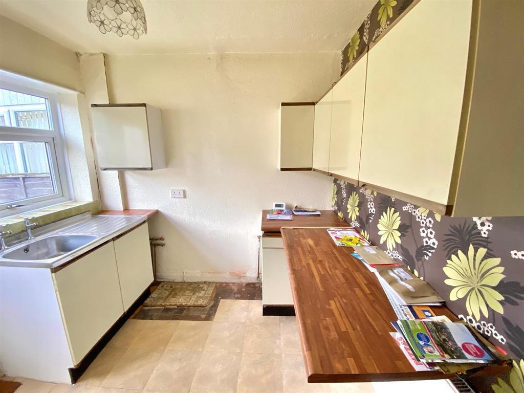 Gleanings Avenue, Norton Tower, Halifax 2 bed semidetached house £