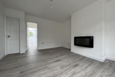 27 Cliffedale Crescent, Worsbrough, Barnsley, S70 4AR