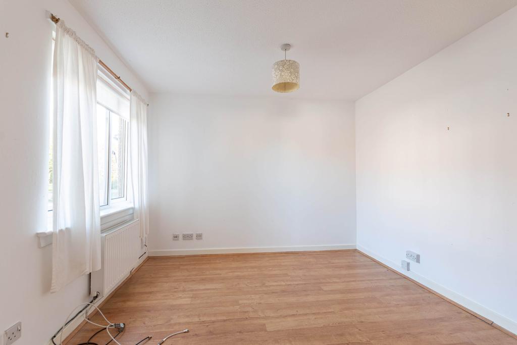 Double Hedges Park Edinburgh EH16 6YN... 1 bed property £750 pcm (£173 pw)