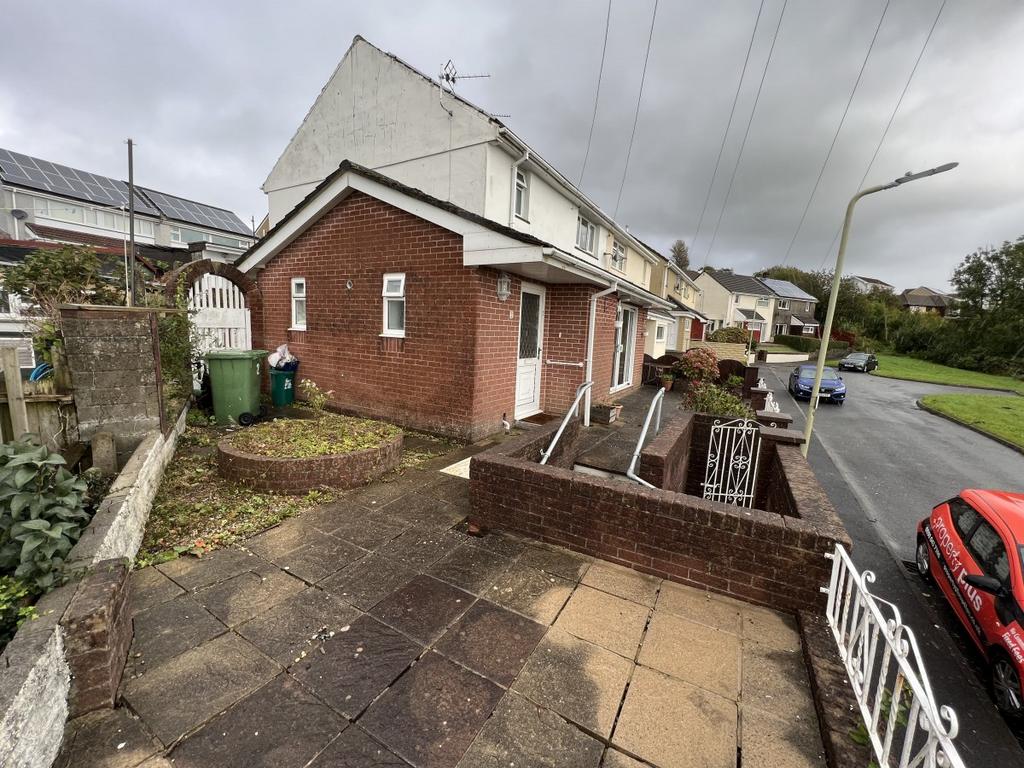 Highlands Close Tonyrefail Porth 3 bed semidetached house for sale £150,000