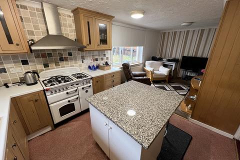 2 Highlands Close, Tonyrefail, Porth, CF39 8NL