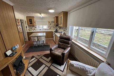 2 Highlands Close, Tonyrefail, Porth, CF39 8NL