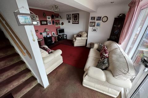 2 Highlands Close, Tonyrefail, Porth, CF39 8NL