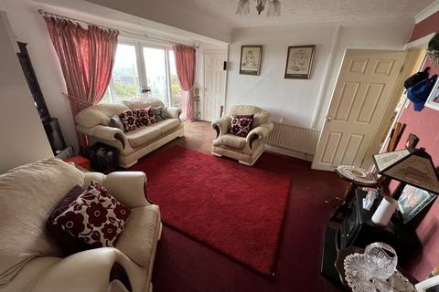 2 Highlands Close, Tonyrefail, Porth, CF39 8NL
