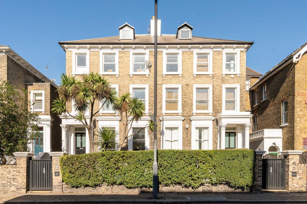 Wandsworth Common North Side... 2 bed flat £600,000