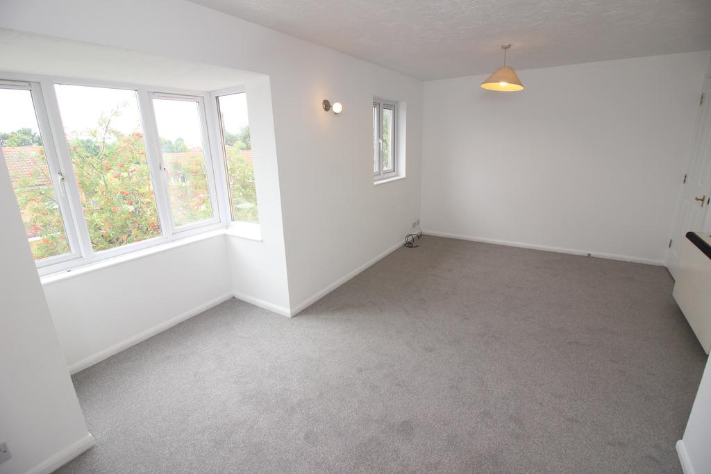 Cotswold Way, Worcester Park KT4 2 bed flat £300,000