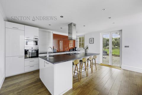 8 Marchwood Crescent, London, W5 2DZ