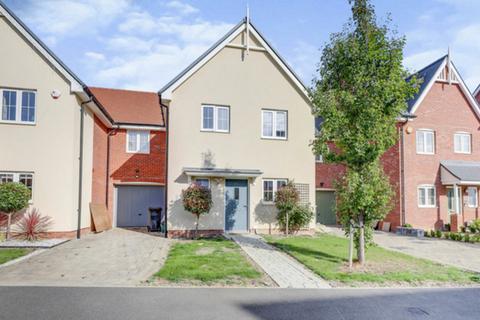 3 bedroom semi-detached house for sale - Running Well, Wickford, SS11