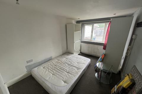 2 Wood End Avenue, Harrow, HA2 8NX