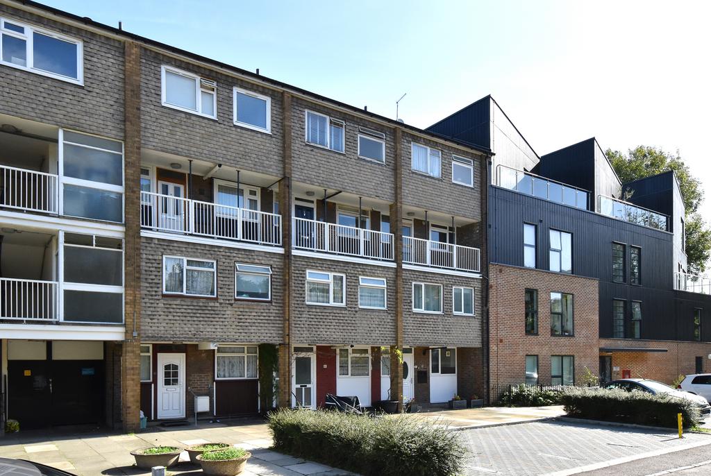 River Park Gardens Bromley BR2 2 bed apartment £350,000