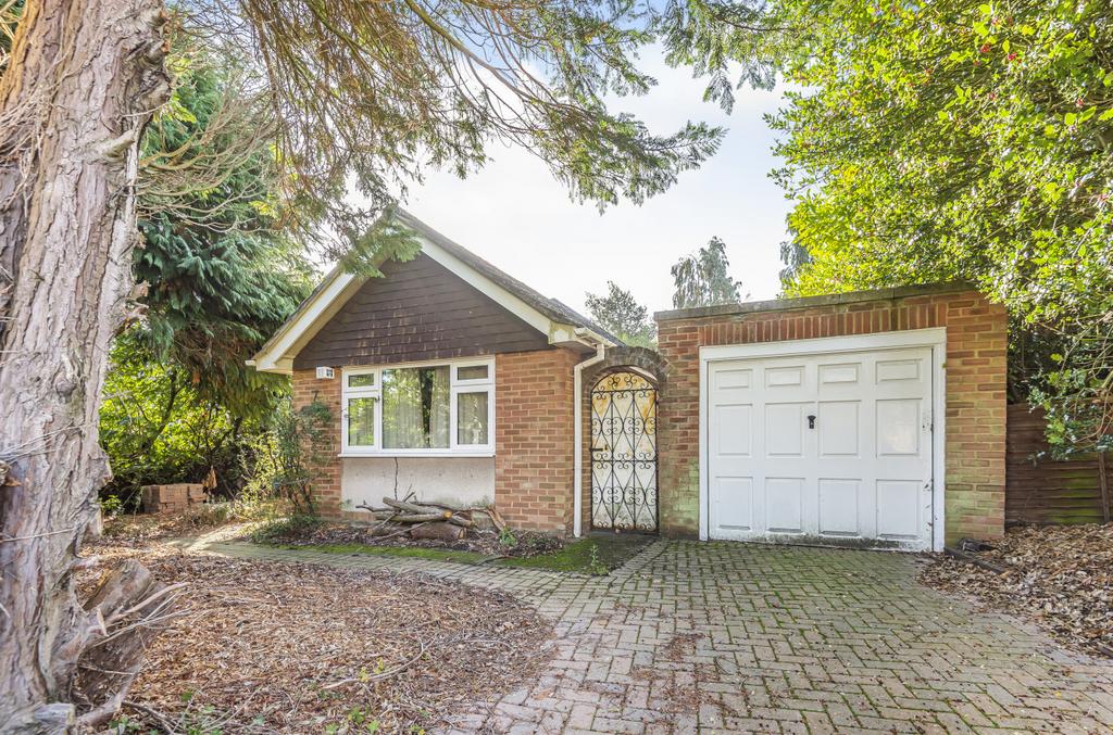 Malthouse Lane, West End, Woking, Surrey, GU24 3 bed bungalow for sale