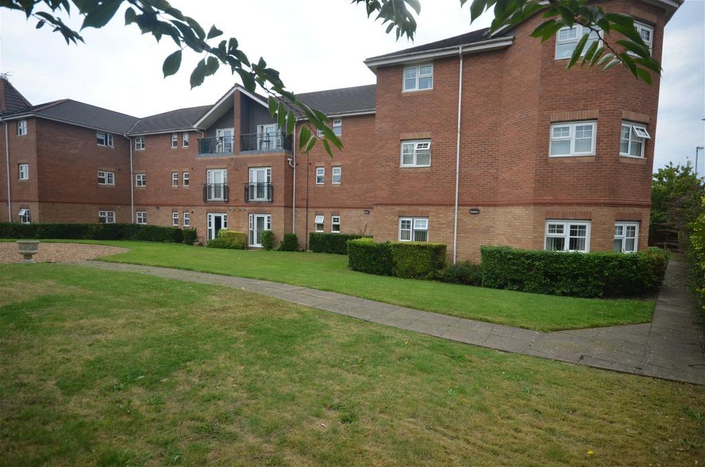 Hampton Court Way, Widnes, WA8 3EB 2 bed apartment to rent £795 pcm