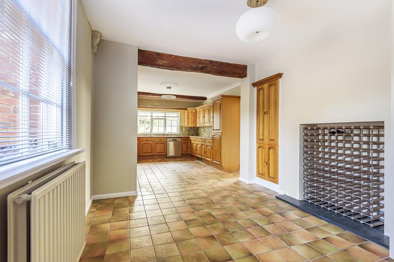 Chertsey Road, Chobham, GU24 3 bed cottage £3,700 pcm (£854 pw)
