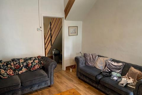 2 bedroom semi-detached house to rent, Greenacres Road, Oldham, OL4