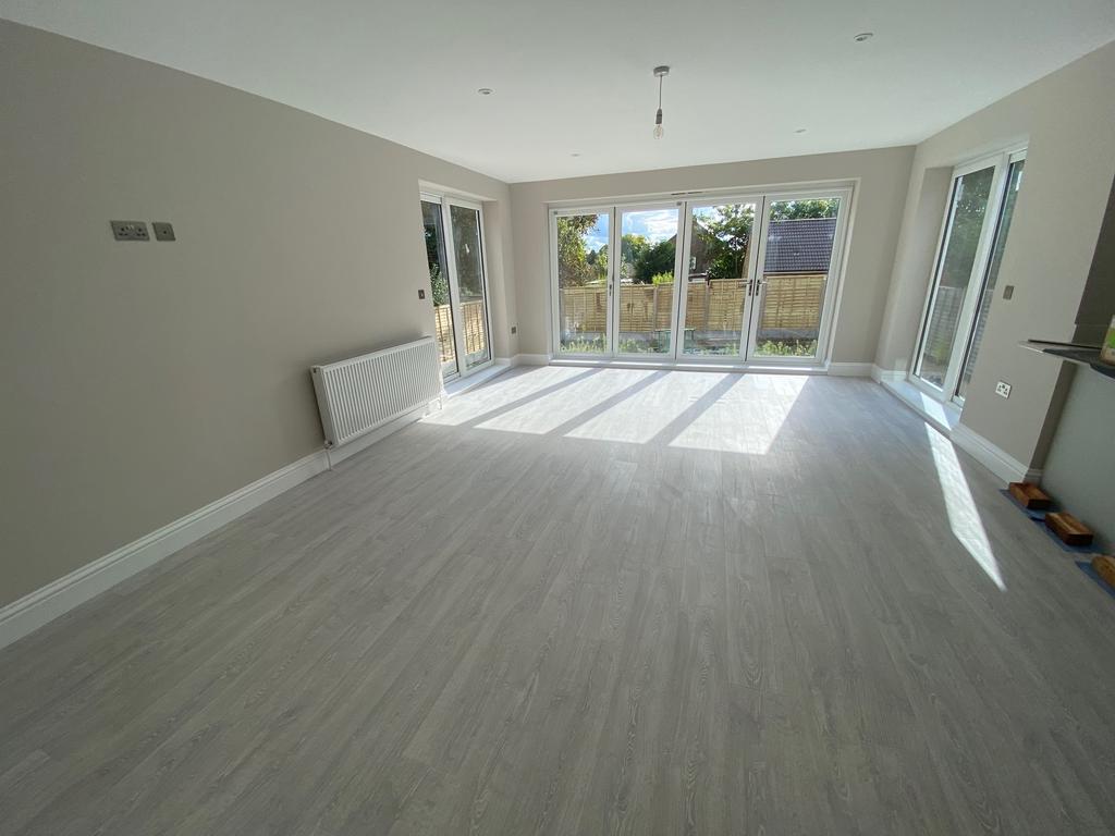 Ranelagh Crescent, Ascot SL5 5 bed detached bungalow £3,500 pcm (£808 pw)