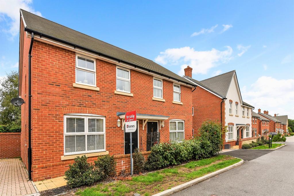 Weald Way, Petersfield, Hampshire 3 bed semidetached house for sale
