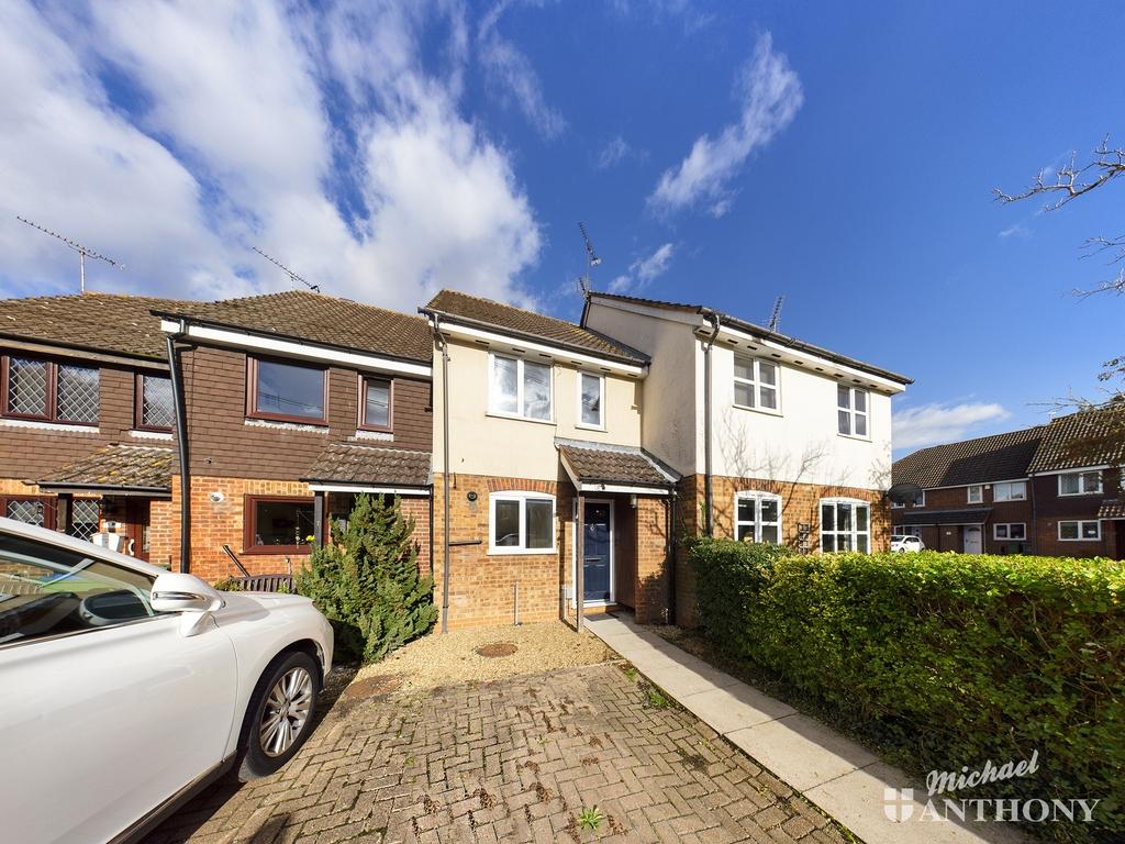 Pearson Close, Aylesbury, 2 bed terraced house £1,200 pcm (£277 pw)