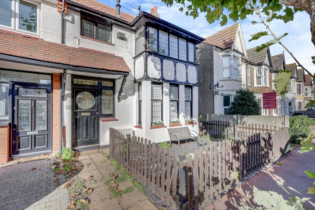 Grange Road, Leighonsea, SS9 2 bed £1,200 pcm (£277 pw)