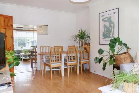 3 bedroom maisonette to rent, Atwater Close, London