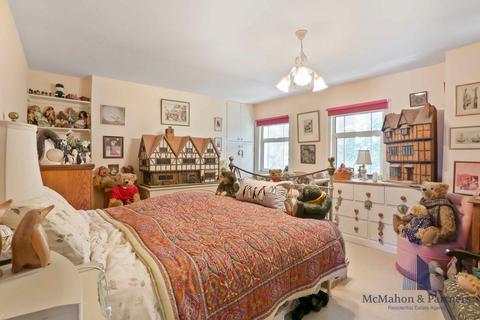 2 Sutherland Square, London, SE17 3EQ