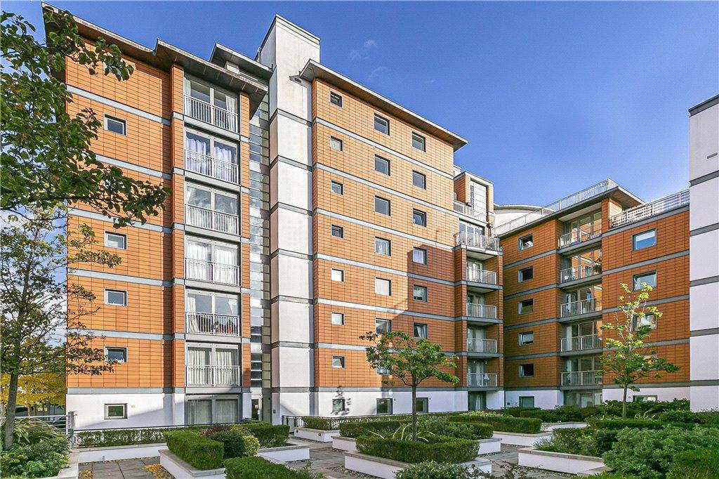 Holland Gardens, Brentford, TW8 2 bed apartment £2,300 pcm (£531 pw)