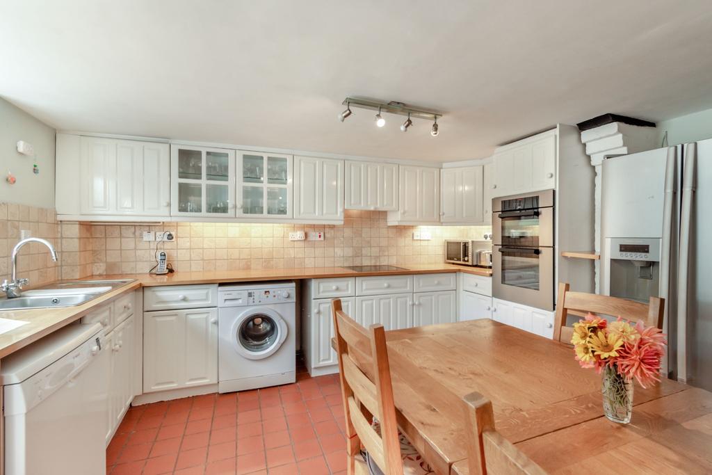 Homefield Road, Chorleywood, WD3 3 bed semidetached house £850,000