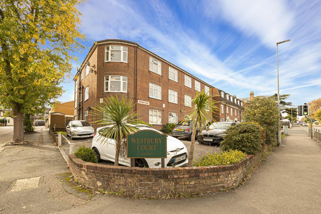 Palmerston Road, Buckhurst Hill, IG9 1 bed apartment for sale £337,500