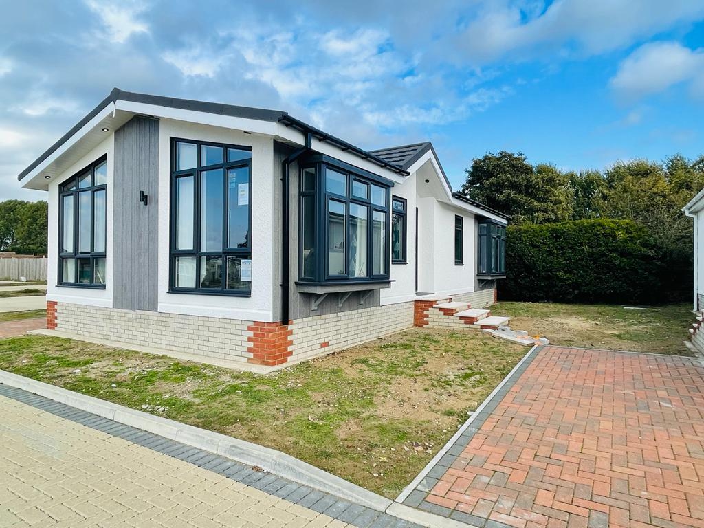 Bury St. Edmunds, Suffolk, IP28 2 bed park home for sale £178,995