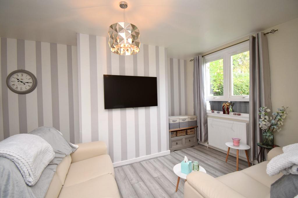 32 Findlay Grove, Edinburgh, EH7 6HF 2 bed ground floor flat £155,000