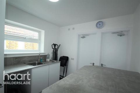1 bedroom terraced house to rent, Broadway, Sheerness, ME12