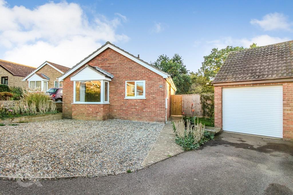 Stanton Close, Beccles 2 bed detached bungalow £925 pcm (£213 pw)