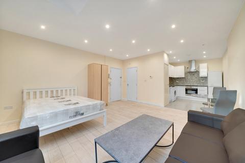 Studio to rent, Gallery Apartments, Commercial Road, Whitechapel, London, E1