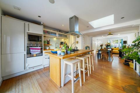6 Cornwallis Square, London, N19 4LY