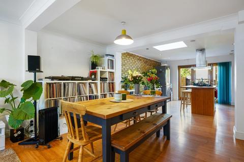 6 Cornwallis Square, London, N19 4LY