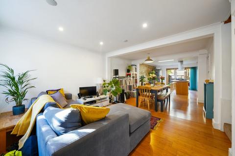 6 Cornwallis Square, London, N19 4LY