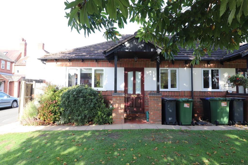 Richards Close, Kenilworth, Kenilworth 2 bed detached bungalow £995