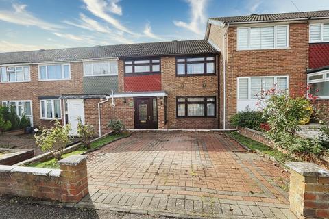15 Defoe Way, Romford, RM5 2HR