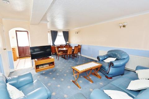 15 Defoe Way, Romford, RM5 2HR