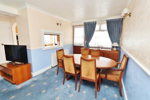 15 Defoe Way, Romford, RM5 2HR
